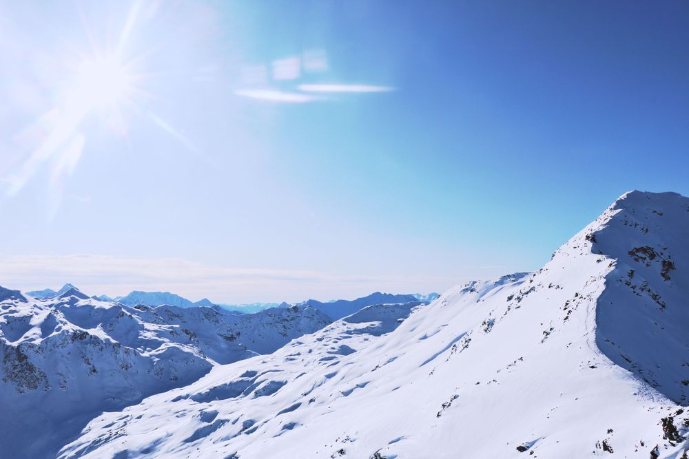 immagine di montagne innevate